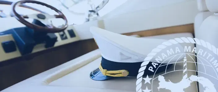 Sombrero de capitán de yate sobre la silla del yate